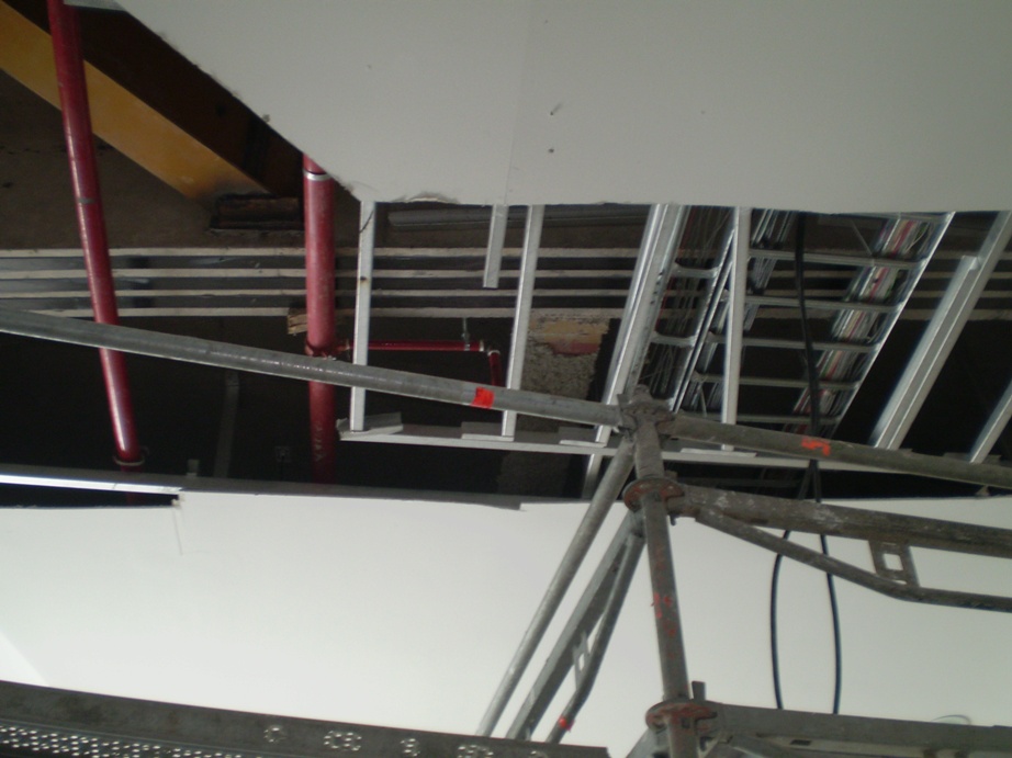 Refuerzo estructural a Flexion en viga con fibra de carbono en el mall plaza sur